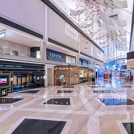 Conrad Las Vegas At Resorts World Esterno foto The shopping mall