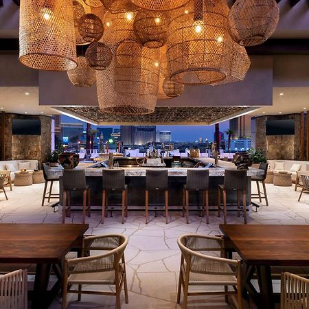 Conrad Las Vegas At Resorts World Esterno foto The bar at the rooftop lounge