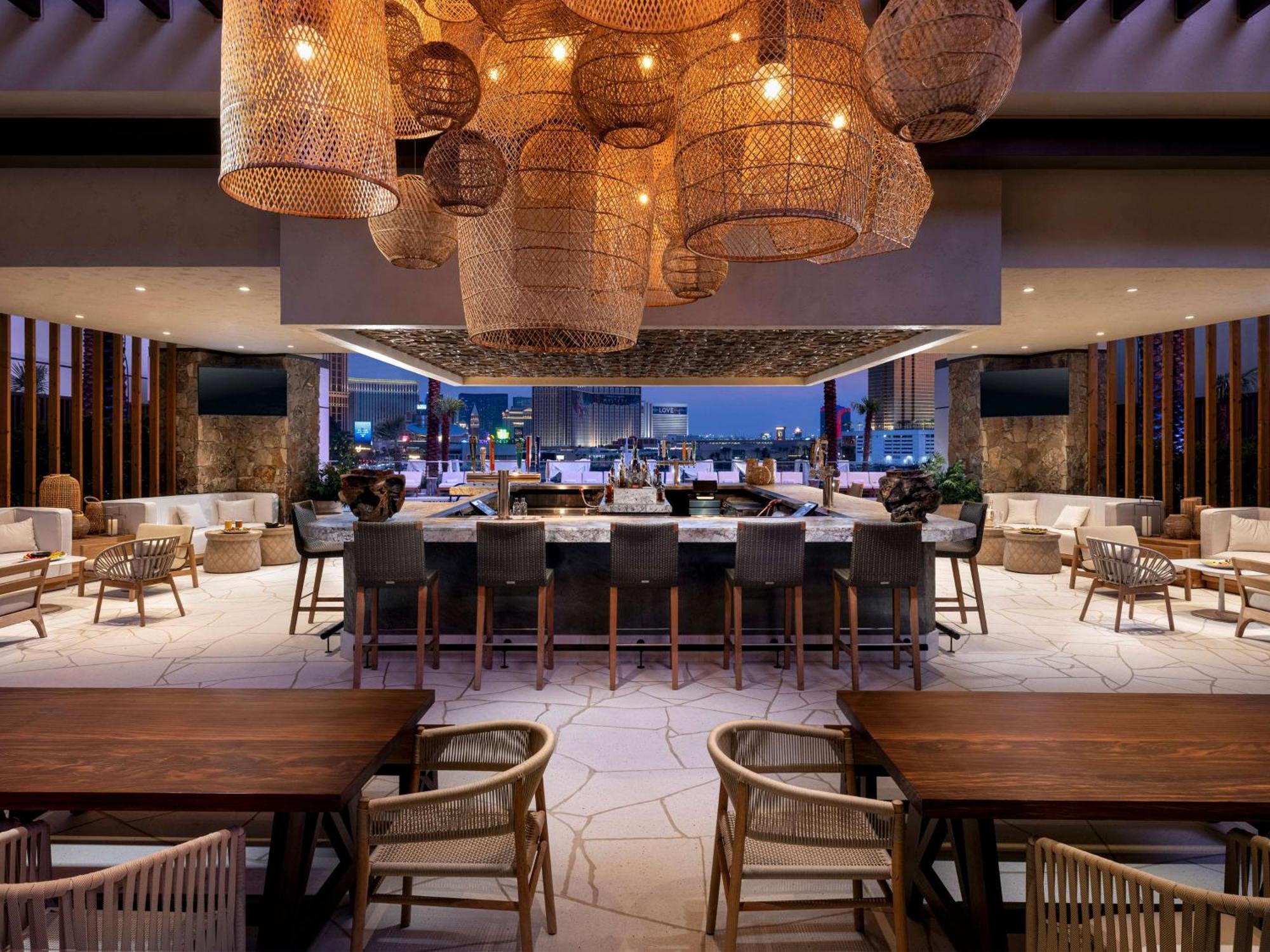Conrad Las Vegas At Resorts World Esterno foto The bar at the rooftop lounge
