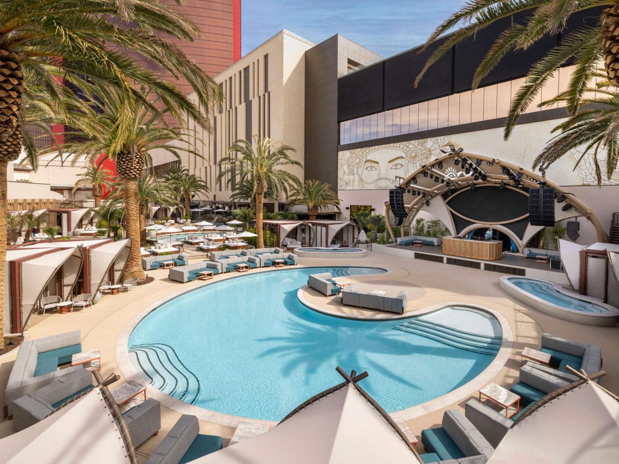 Conrad Las Vegas At Resorts World Esterno foto The pool at the Wynn